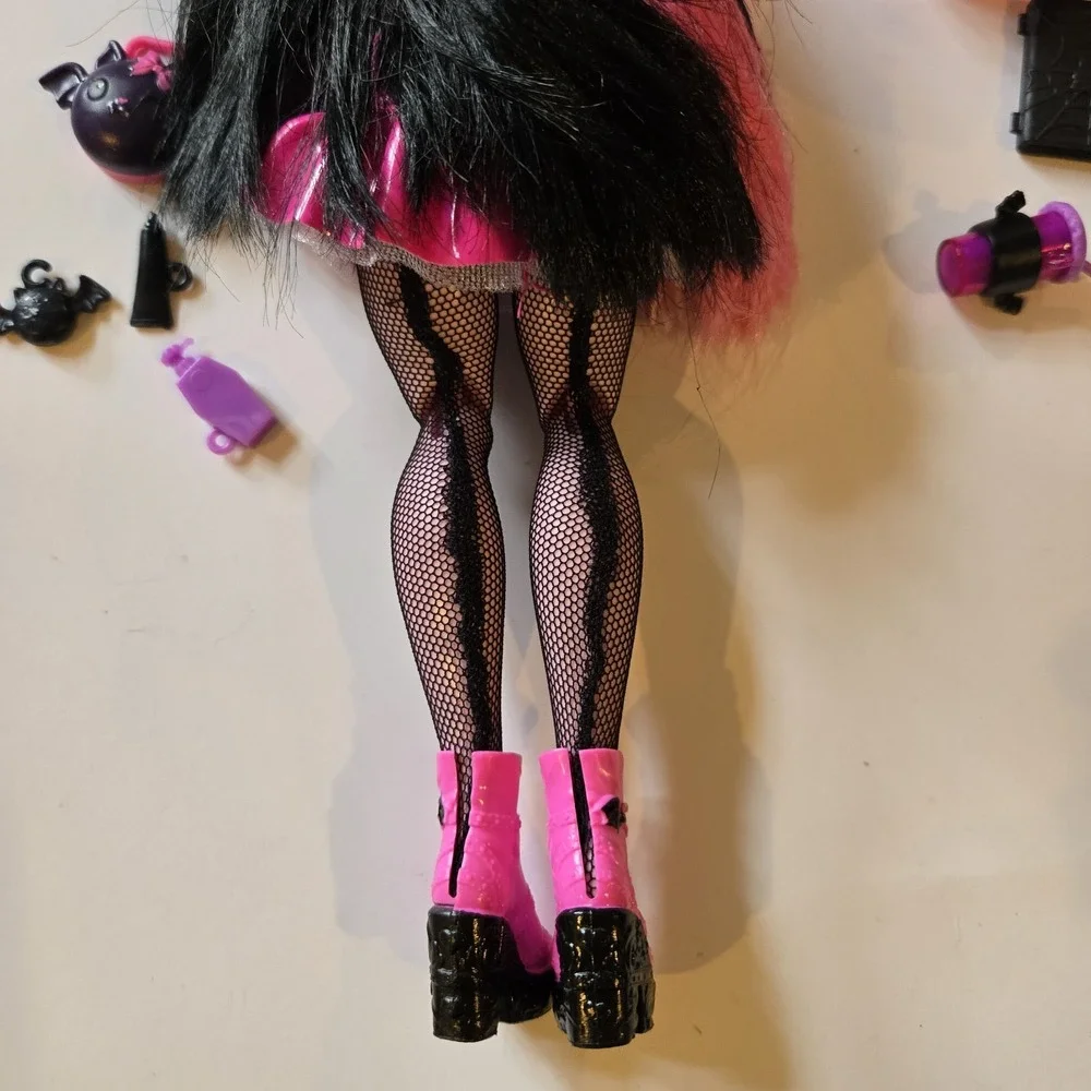Monster High Draculaura Fashion‎ Doll with Pet Count Fabulous and Accessories